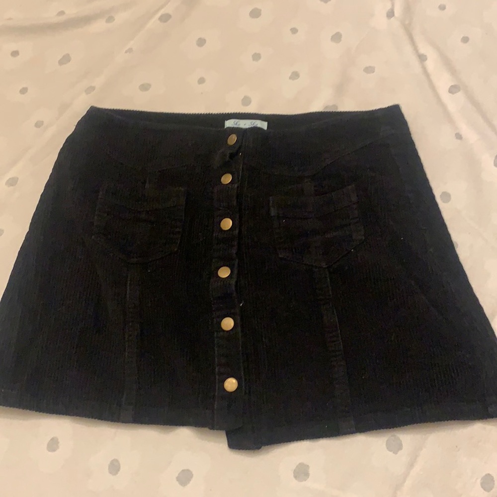 Black skirt. L